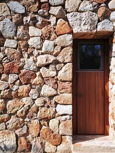 石墙木门的质朴建筑角落