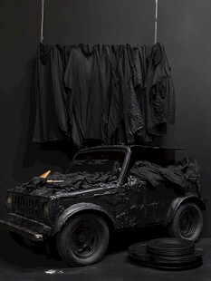 复古风旧车与悬挂黑衣物