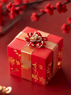 喜庆红礼盒 装点节日氛围