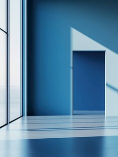 蓝色空旷房间的门与光影