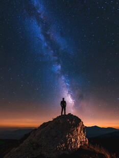 人立山巅仰望璀璨星河