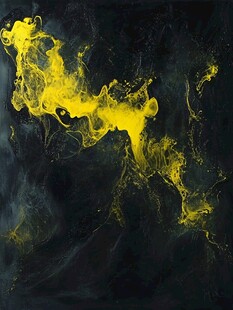 黄墨在黑背景中舞动