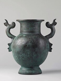 青铜双耳花瓶古韵十足