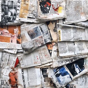 废旧报纸堆叠场景