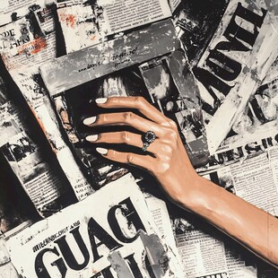 手覆于报纸间的时尚瞬间