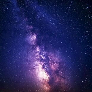 璀璨星河下的梦幻宇宙景观