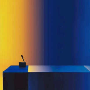 简约光影下的桌面与话筒