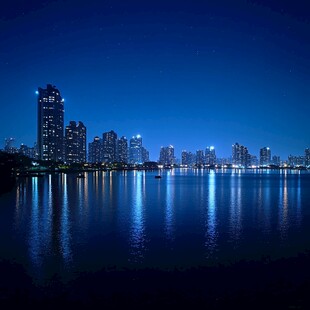 城市夜景下的静谧水面