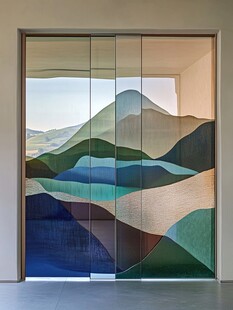 彩色山峦玻璃门艺术景观