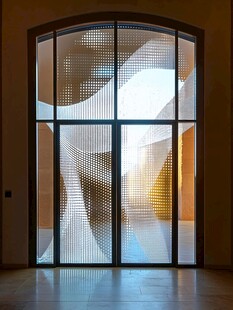 拱形玻璃门的独特光影设计