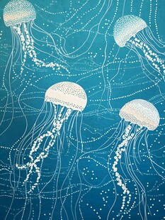 梦幻水母在蓝色海洋中游动