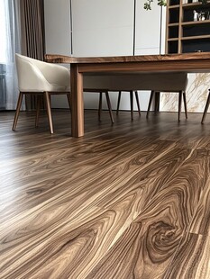 现代风室内木质地板与桌椅