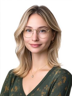 戴眼镜的优雅金发女子