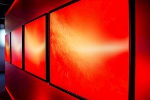 红色艺术屏幕展示空间