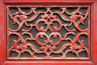 中式红漆雕花窗棂图案