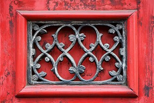 红门上的精致铁艺装饰