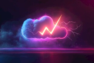 霓虹云与闪电的奇幻景象