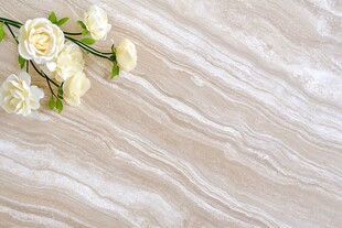 白玫瑰置于大理石纹背景上
