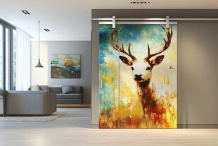 现代客厅中绚丽的鹿头挂画