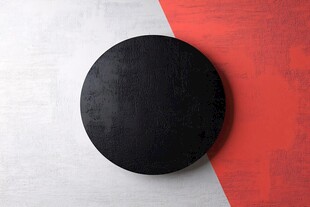 黑圆盘置于红白背景上