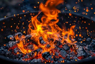 燃烧的炭火与跳跃火焰
