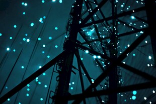 夜空中的电力塔与闪烁光点