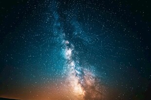 璀璨星河下的梦幻夜空