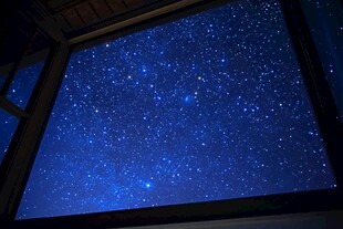 透过窗户赏璀璨星空
