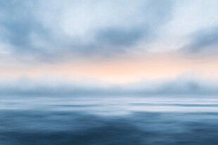 宁静海面与朦胧天空美景