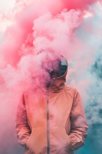 烟雾中的神秘着装者