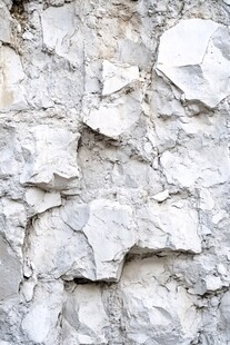 灰白嶙峋岩石纹理特写