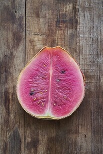 切开的红心仙人掌果特写