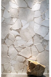 白色碎拼石材墙面与石块