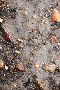 地面上的多彩碎石