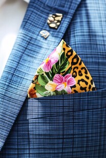 蓝格西装搭配豹纹花卉方巾