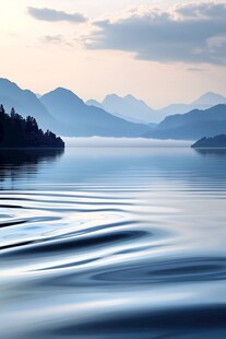 宁静山水间的波光美景