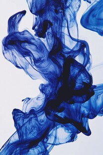 蓝色墨韵在水中的梦幻舞动