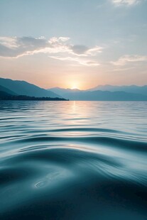 湖畔日落波光粼粼美景