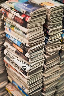 堆叠的多彩报纸