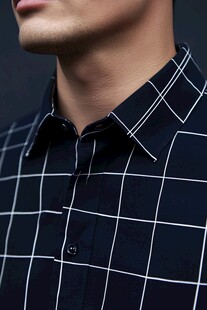 男士格子衬衫细节特写