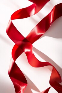 红色绸带的优雅缠绕