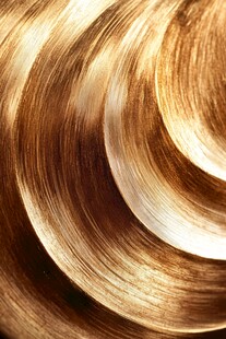 光泽迷人的金棕色波浪秀发