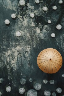 水面孤伞与散落石墩景致