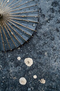 雨中油纸伞 地面水迹点点