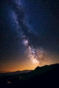 夜幕下的璀璨星河与山峦