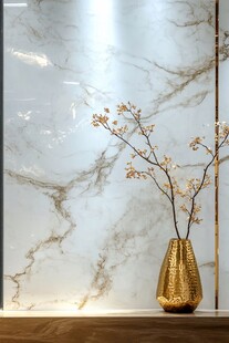 大理石前的金色花瓶插花