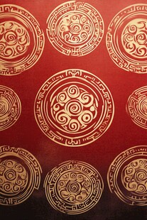 红色底纹上的金色传统纹饰