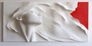 白色浮雕女子头像与红背景