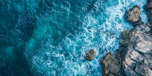 俯瞰碧蓝大海与岸边礁石