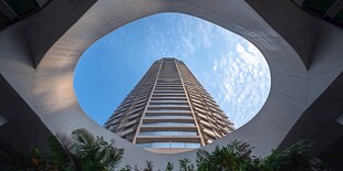 仰视高楼建筑独特视角